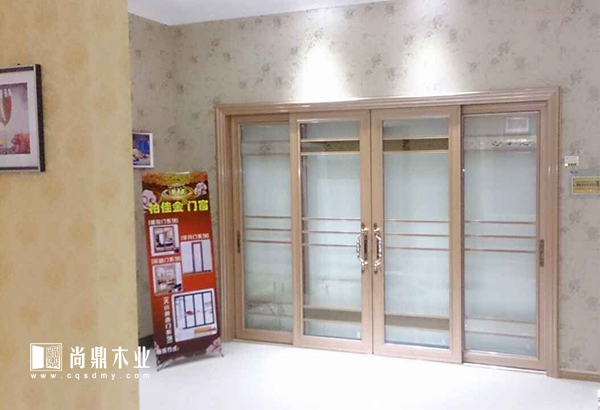 重庆尚鼎木门为消费者提供一流的产品和完善的服务。以全员服务营销的理念，稳定的产品质量，最短的出货周期，快捷的物流，完善的售后服务体系，确保经销商和用户的切身利益